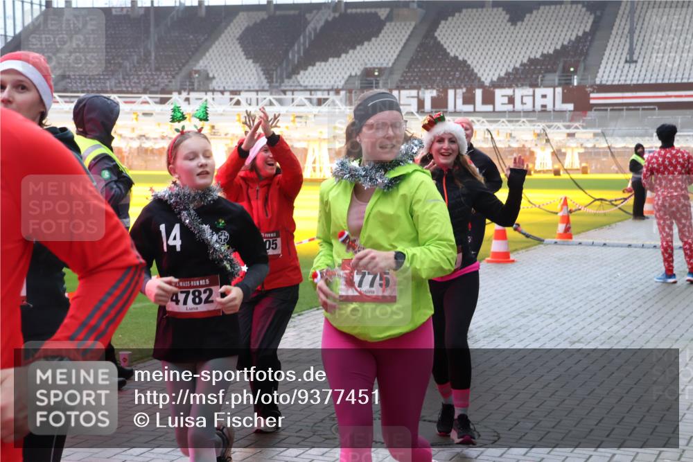 07.12.2025 - St. Pauli X-Mass-Run No. 15 Luisa Fischer http://msf.ph/oto/9377451 07.12.2025 10:26:26 Ziel 14, 15, 4782, 05, 775, 23, 50, 129, 211, 368, 369, 374, 387, 398, 404, 422, 1069, 1227, 1538, 1561, 1581, 1586, 1639, 2041, 2104, 2106, 2149, 2191, 2215, 2680, 2896, 2922, 3698, 3699, 3742, 3779, 3805, 3910, 3918, 4044, 4093, 4162, 4164, 4202, 4300, 4301, 4372, 4373, 4492, 4501, 4775, 4782 meine-sportfotos.de