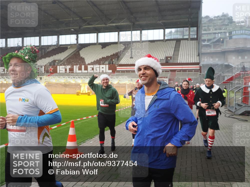 07.12.2025 - St. Pauli X-Mass-Run No. 15 Fabian Wolf http://msf.ph/oto/9377454 07.12.2025 10:06:18 Ziel 34, 127, 148, 187, 468, 893, 967, 969, 1119, 1788, 1832, 1937, 1946, 2894, 2968, 3093, 3196, 4246, 4251, 4657, 4665, 4670, 4672, 4676, 4677, 4736, 4739 meine-sportfotos.de
