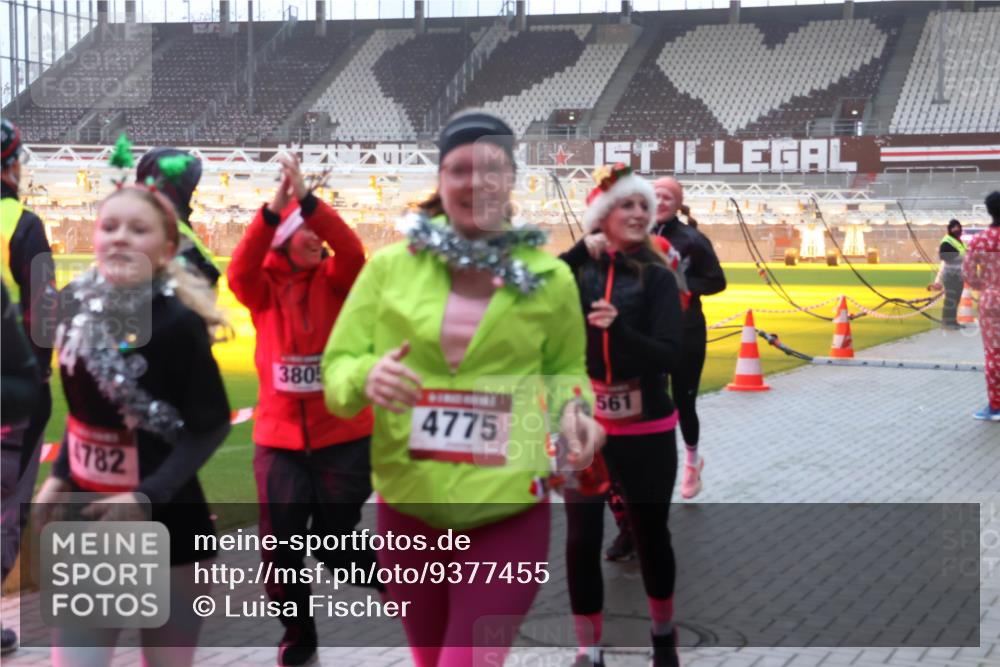 07.12.2025 - St. Pauli X-Mass-Run No. 15 Luisa Fischer http://msf.ph/oto/9377455 07.12.2025 10:26:26 Ziel 4782, 380, 561, 4775, 23, 50, 129, 211, 368, 369, 374, 387, 398, 404, 422, 1069, 1227, 1538, 1561, 1581, 1586, 1639, 2041, 2104, 2106, 2149, 2191, 2215, 2680, 2896, 2922, 3698, 3699, 3742, 3779, 3805, 3910, 3918, 4044, 4093, 4162, 4164, 4202, 4300, 4301, 4372, 4373, 4492, 4501, 4775, 4782 meine-sportfotos.de