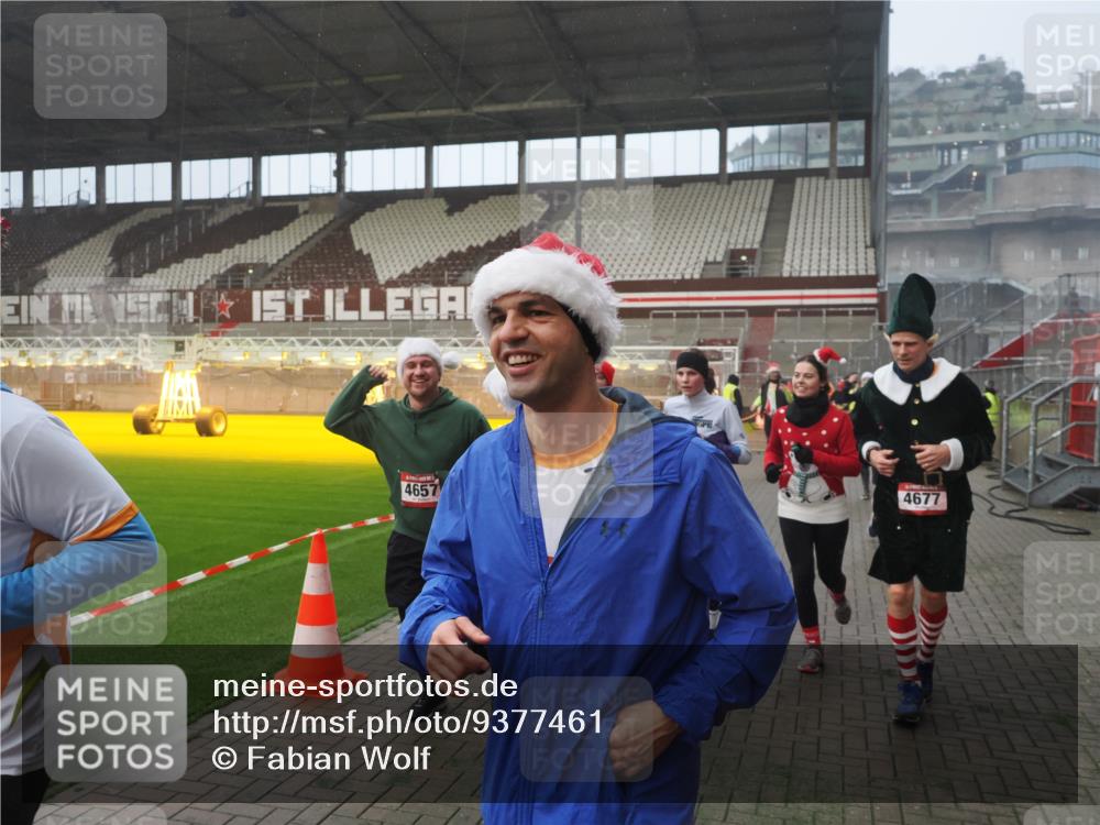 07.12.2025 - St. Pauli X-Mass-Run No. 15 Fabian Wolf http://msf.ph/oto/9377461 07.12.2025 10:06:18 Ziel 34, 127, 148, 187, 468, 893, 967, 969, 1119, 1788, 1832, 1937, 1946, 2894, 2968, 3093, 3196, 4246, 4251, 4657, 4665, 4670, 4672, 4676, 4677, 4736, 4739 meine-sportfotos.de