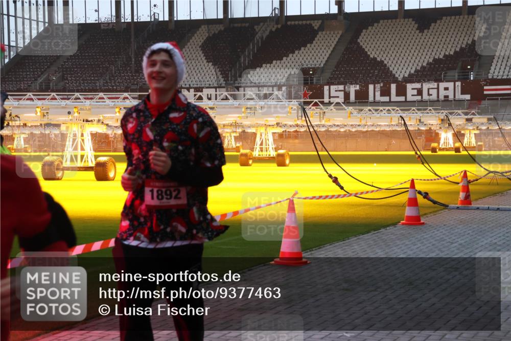 07.12.2025 - St. Pauli X-Mass-Run No. 15 Luisa Fischer http://msf.ph/oto/9377463 07.12.2025 10:01:28 Ziel 1892, 780, 783, 801, 855, 1050, 1887, 1892, 2348, 2378, 2528, 3084 meine-sportfotos.de