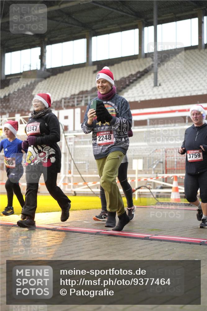 07.12.2025 - St. Pauli X-Mass-Run No. 15 Patografie http://msf.ph/oto/9377464 07.12.2025 10:08:30 Ziel 2247, 2248, 2650, 2746, 3495, 3759, 4205, 4232, 4234, 4451 meine-sportfotos.de