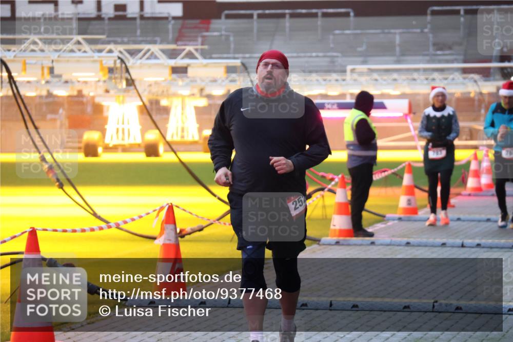 07.12.2025 - St. Pauli X-Mass-Run No. 15 Luisa Fischer http://msf.ph/oto/9377468 07.12.2025 10:01:34 Ziel 25, 780, 783, 801, 1050, 1124, 1294, 1760, 1887, 1892, 2378, 2528, 3084 meine-sportfotos.de