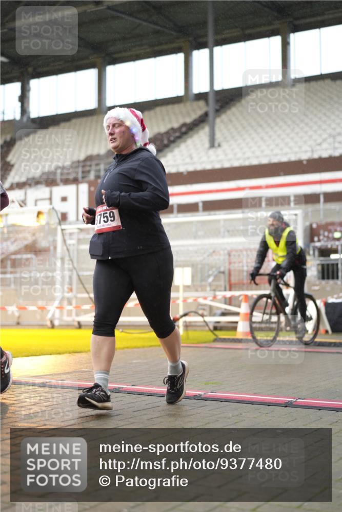 07.12.2025 - St. Pauli X-Mass-Run No. 15 Patografie http://msf.ph/oto/9377480 07.12.2025 10:08:31 Ziel 2247, 2248, 2650, 3495, 3759, 4205, 4232, 4234, 4451 meine-sportfotos.de