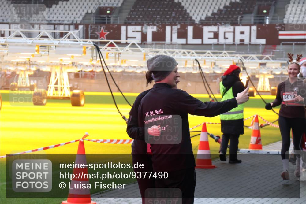 07.12.2025 - St. Pauli X-Mass-Run No. 15 Luisa Fischer http://msf.ph/oto/9377490 07.12.2025 10:26:59 Ziel 5010, 23, 28, 368, 1396, 1638, 1639, 2068, 2518, 2648, 2649, 2922, 3698, 3699, 3771, 3787, 3792, 3828, 4044, 4093, 4185, 4384, 4448, 4460, 4461, 4469, 4481, 4506, 4512, 4529, 4532, 4699, 4703, 4705, 4709, 5010 meine-sportfotos.de