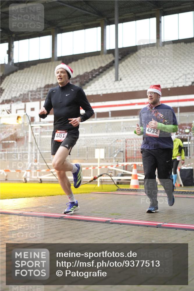 07.12.2025 - St. Pauli X-Mass-Run No. 15 Patografie http://msf.ph/oto/9377513 07.12.2025 10:08:33 Ziel 707, 2247, 2248, 2650, 3212, 3495, 3671, 3759, 4205, 4232, 4234, 4451 meine-sportfotos.de