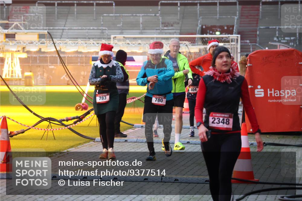 07.12.2025 - St. Pauli X-Mass-Run No. 15 Luisa Fischer http://msf.ph/oto/9377514 07.12.2025 10:01:42 Ziel 783, 780, 804, 2348, 118, 393, 780, 783, 801, 804, 1050, 1124, 1294, 1760, 1887, 1892, 2378, 2528, 3187, 3878 meine-sportfotos.de