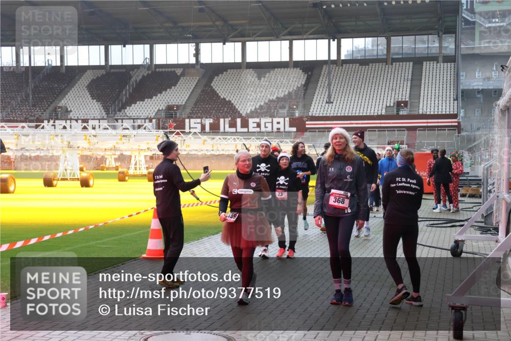 07.12.2025 - St. Pauli X-Mass-Run No. 15 Luisa Fischer http://msf.ph/oto/9377519 07.12.2025 10:27:11 Ziel 6000, 639, 23, 368, 16, 23, 28, 159, 368, 1396, 1468, 1472, 1638, 1639, 2068, 2518, 2648, 2649, 2922, 3698, 3699, 3720, 3771, 3787, 3792, 3828, 4093, 4185, 4384, 4448, 4460, 4461, 4469, 4481, 4506, 4512, 4529, 4532, 4699, 4703, 4705, 4709, 5010 meine-sportfotos.de