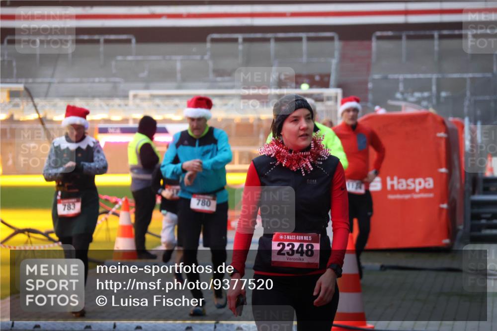 07.12.2025 - St. Pauli X-Mass-Run No. 15 Luisa Fischer http://msf.ph/oto/9377520 07.12.2025 10:01:44 Ziel 783, 780, 15, 2348, 118, 393, 780, 783, 801, 804, 1050, 1124, 1294, 1760, 1887, 1892, 2378, 2528, 3187, 3580, 3582, 3629, 3878 meine-sportfotos.de