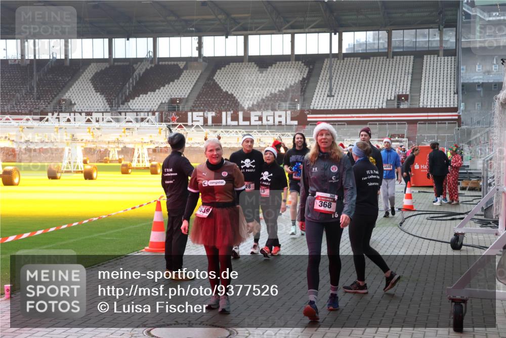 07.12.2025 - St. Pauli X-Mass-Run No. 15 Luisa Fischer http://msf.ph/oto/9377526 07.12.2025 10:27:11 Ziel 28, 23, 1639, 486, 4448, 368, 368, 23, 28, 159, 368, 1396, 1468, 1472, 1638, 1639, 2068, 2518, 2648, 2649, 2922, 3698, 3699, 3720, 3771, 3787, 3792, 3828, 4093, 4185, 4384, 4448, 4460, 4461, 4469, 4481, 4506, 4512, 4529, 4532, 4699, 4703, 4705, 4709, 5010 meine-sportfotos.de