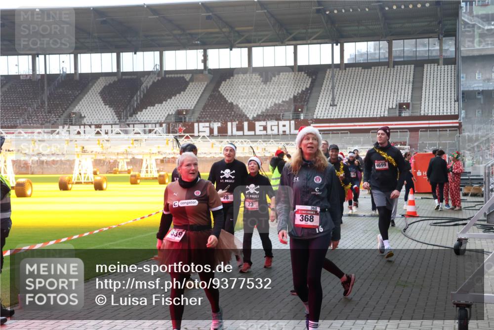 07.12.2025 - St. Pauli X-Mass-Run No. 15 Luisa Fischer http://msf.ph/oto/9377532 07.12.2025 10:27:12 Ziel 28, 23, 368, 368, 039, 4699, 23, 28, 159, 368, 1396, 1468, 1472, 1638, 1639, 2068, 2518, 2648, 2649, 2922, 3698, 3699, 3720, 3771, 3787, 3792, 3828, 4093, 4185, 4334, 4353, 4384, 4448, 4460, 4461, 4469, 4481, 4506, 4512, 4529, 4532, 4699, 4703, 4705, 4709, 5010 meine-sportfotos.de