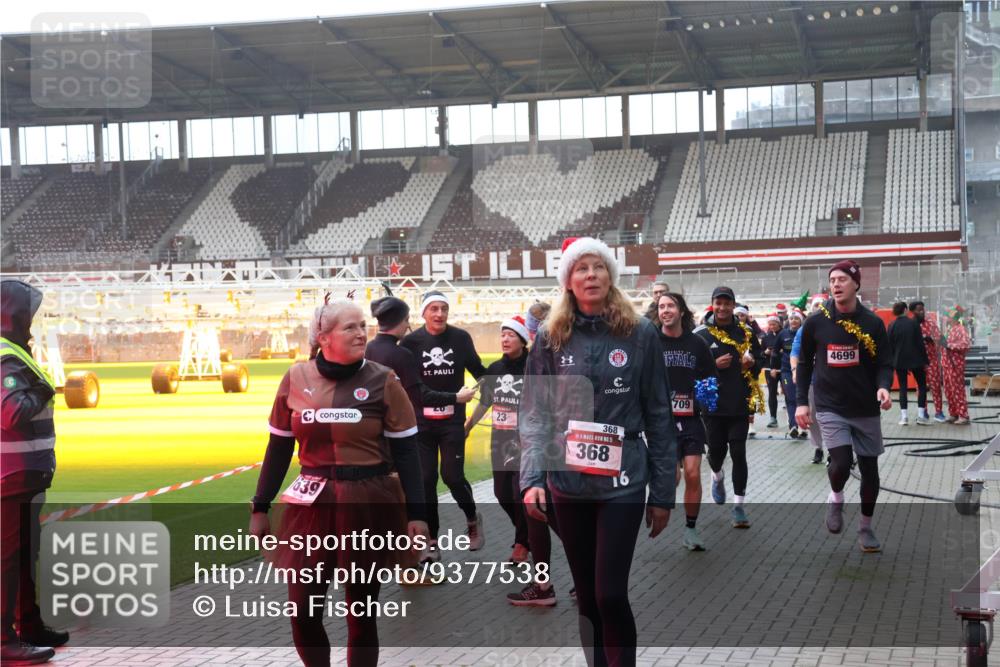 07.12.2025 - St. Pauli X-Mass-Run No. 15 Luisa Fischer http://msf.ph/oto/9377538 07.12.2025 10:27:13 Ziel 639, 23, 4699, 368, 5, 368, 16, 709, 23, 28, 159, 368, 1396, 1468, 1472, 1638, 1639, 2068, 2518, 2648, 2649, 2922, 3698, 3720, 3771, 3787, 3792, 3828, 4093, 4185, 4334, 4353, 4384, 4448, 4460, 4461, 4469, 4481, 4506, 4512, 4529, 4532, 4699, 4703, 4705, 4709, 5010 meine-sportfotos.de