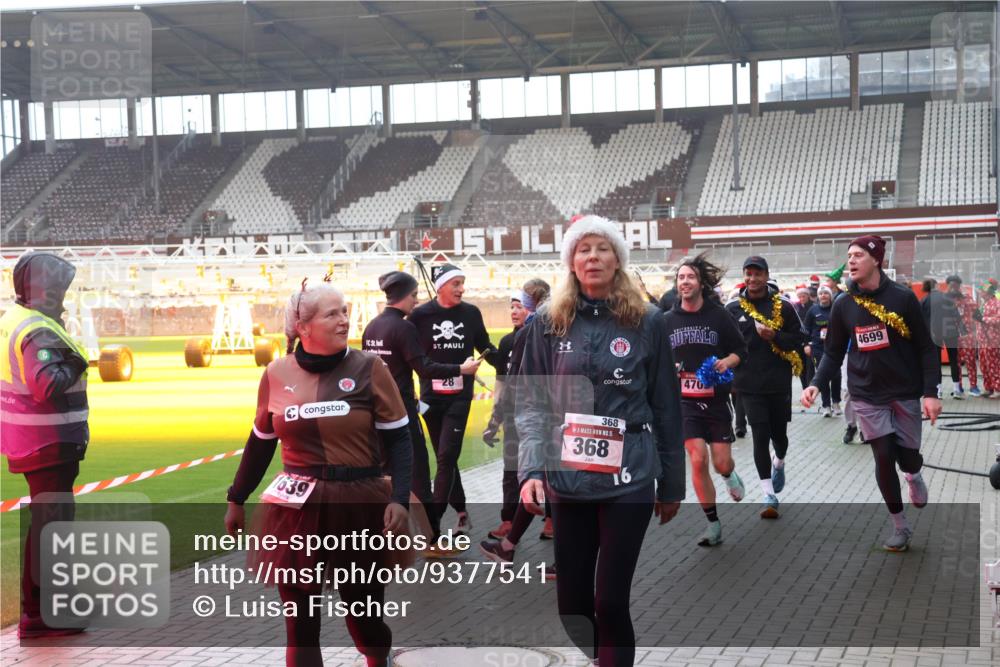 07.12.2025 - St. Pauli X-Mass-Run No. 15 Luisa Fischer http://msf.ph/oto/9377541 07.12.2025 10:27:13 Ziel 1639, 4699, 28, 4703, 368, 15, 368, 16, 23, 28, 159, 368, 1396, 1468, 1472, 1638, 1639, 2068, 2518, 2648, 2649, 2922, 3698, 3720, 3771, 3787, 3792, 3828, 4093, 4185, 4334, 4353, 4384, 4448, 4460, 4461, 4469, 4481, 4506, 4512, 4529, 4532, 4699, 4703, 4705, 4709, 5010 meine-sportfotos.de