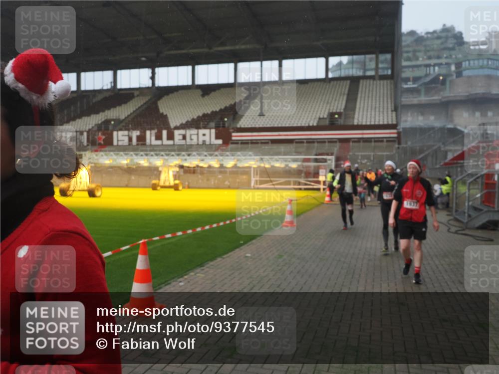 07.12.2025 - St. Pauli X-Mass-Run No. 15 Fabian Wolf http://msf.ph/oto/9377545 07.12.2025 10:06:20 Ziel 34, 127, 148, 187, 893, 967, 969, 1119, 1369, 1479, 1480, 1832, 1937, 1946, 2894, 2968, 3196, 4246, 4657, 4665, 4670, 4672, 4676, 4677, 4736, 4739 meine-sportfotos.de
