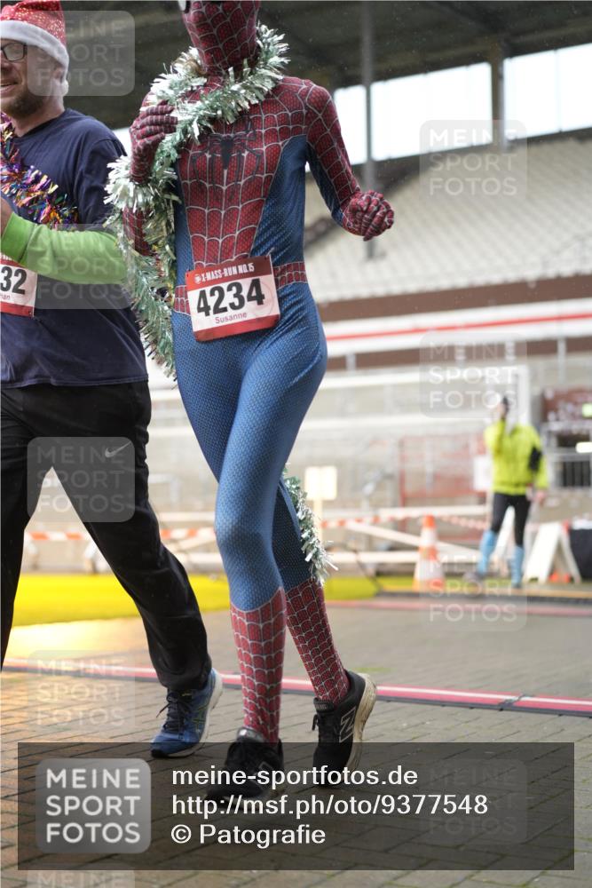 07.12.2025 - St. Pauli X-Mass-Run No. 15 Patografie http://msf.ph/oto/9377548 07.12.2025 10:08:34 Ziel 707, 1031, 2247, 2248, 2650, 3212, 3495, 3671, 3759, 4205, 4232, 4234, 4451 meine-sportfotos.de