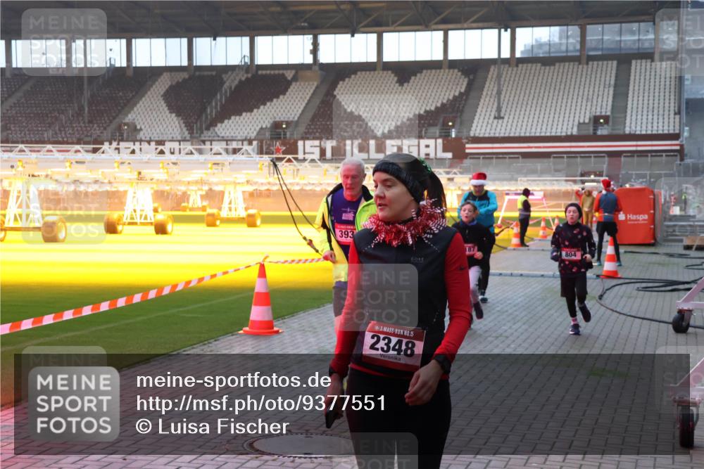 07.12.2025 - St. Pauli X-Mass-Run No. 15 Luisa Fischer http://msf.ph/oto/9377551 07.12.2025 10:01:50 Ziel 393, 15, 2348, 187, 804, 118, 393, 780, 783, 801, 804, 959, 1124, 1294, 1724, 1760, 1859, 1887, 1892, 2167, 2378, 2528, 2681, 3187, 3580, 3582, 3629, 3878 meine-sportfotos.de