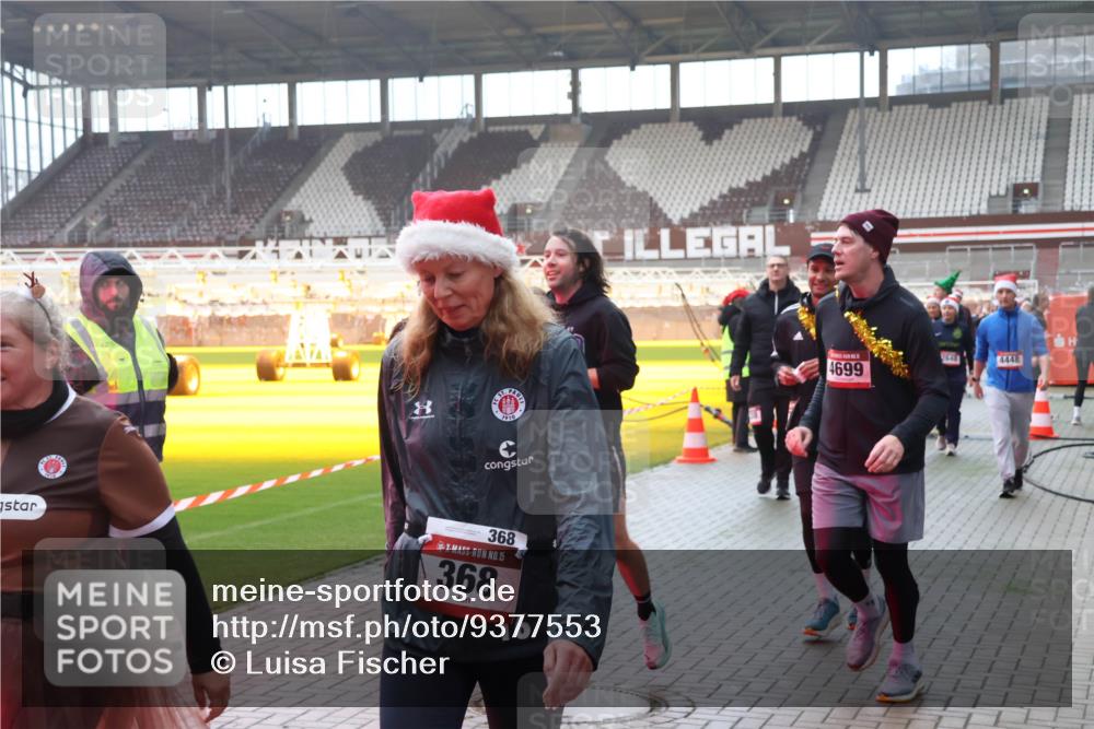 07.12.2025 - St. Pauli X-Mass-Run No. 15 Luisa Fischer http://msf.ph/oto/9377553 07.12.2025 10:27:14 Ziel 679, 1910, 368, 15, 368, 16, 4699, 4448, 28, 159, 368, 1396, 1468, 1472, 1638, 1639, 2068, 2518, 2648, 2649, 3720, 3771, 3787, 3792, 3828, 4185, 4334, 4353, 4384, 4448, 4460, 4461, 4469, 4481, 4506, 4512, 4529, 4532, 4699, 4703, 4705, 4709, 5010 meine-sportfotos.de