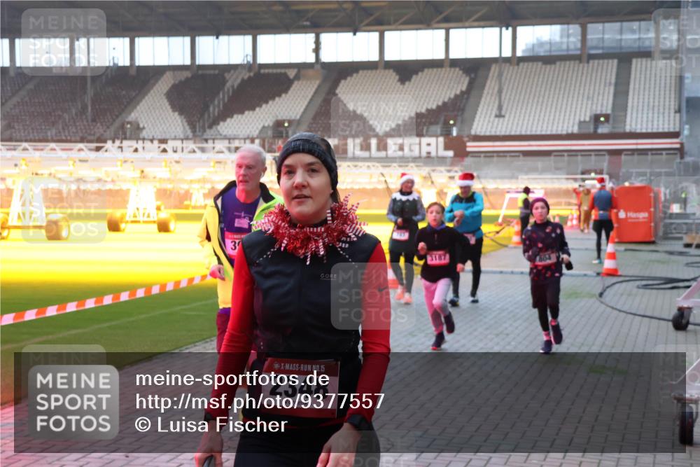 07.12.2025 - St. Pauli X-Mass-Run No. 15 Luisa Fischer http://msf.ph/oto/9377557 07.12.2025 10:01:51 Ziel 3, 3187, 15, 2348, 864, 118, 393, 780, 783, 801, 804, 959, 1124, 1294, 1724, 1760, 1859, 1887, 1892, 2167, 2378, 2528, 2681, 3187, 3580, 3582, 3629, 3878 meine-sportfotos.de