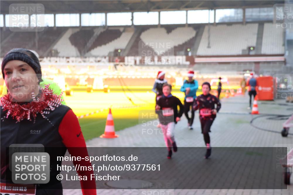 07.12.2025 - St. Pauli X-Mass-Run No. 15 Luisa Fischer http://msf.ph/oto/9377561 07.12.2025 10:01:51 Ziel 15, 118, 393, 780, 783, 801, 804, 959, 1124, 1294, 1724, 1760, 1859, 1887, 1892, 2167, 2378, 2528, 2681, 3187, 3580, 3582, 3629, 3878 meine-sportfotos.de