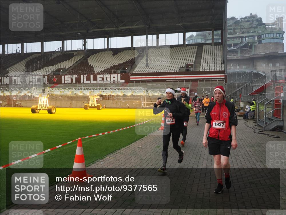 07.12.2025 - St. Pauli X-Mass-Run No. 15 Fabian Wolf http://msf.ph/oto/9377565 07.12.2025 10:06:22 Ziel 34, 127, 187, 893, 967, 969, 1119, 1369, 1479, 1480, 1832, 1937, 1946, 3534, 3535, 3536, 3537, 4657, 4665, 4670, 4672, 4676, 4677, 4736, 4739 meine-sportfotos.de