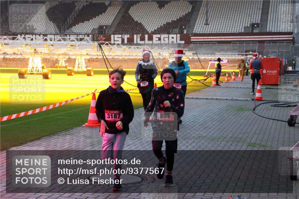 07.12.2025 - St. Pauli X-Mass-Run No. 15 Luisa Fischer http://msf.ph/oto/9377567 07.12.2025 10:01:52 Ziel 783, 780, 15, 3187, 804, 118, 393, 780, 783, 801, 804, 959, 1124, 1294, 1724, 1760, 1859, 1887, 1892, 2167, 2378, 2528, 2681, 3187, 3580, 3582, 3629, 3878 meine-sportfotos.de