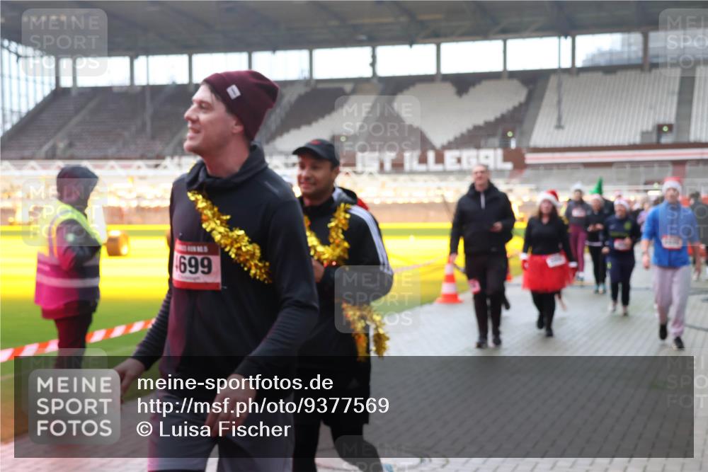 07.12.2025 - St. Pauli X-Mass-Run No. 15 Luisa Fischer http://msf.ph/oto/9377569 07.12.2025 10:27:16 Ziel 699, 159, 1396, 1468, 1472, 1638, 2068, 2518, 2648, 2649, 3720, 3771, 3787, 3792, 3828, 4185, 4334, 4353, 4384, 4448, 4460, 4461, 4469, 4481, 4506, 4512, 4699, 4703, 4705, 4709, 5010 meine-sportfotos.de