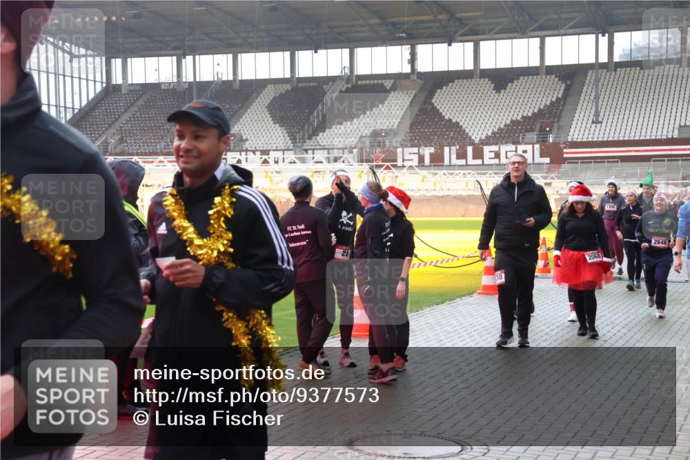 07.12.2025 - St. Pauli X-Mass-Run No. 15 Luisa Fischer http://msf.ph/oto/9377573 07.12.2025 10:27:17 Ziel 28, 38, 2068, 2648, 159, 1396, 1468, 1472, 1618, 1638, 2068, 2518, 2648, 2649, 3720, 3771, 3787, 3792, 3828, 4185, 4334, 4353, 4384, 4391, 4410, 4448, 4481, 4506, 4512, 4699, 4703, 4705, 4709 meine-sportfotos.de