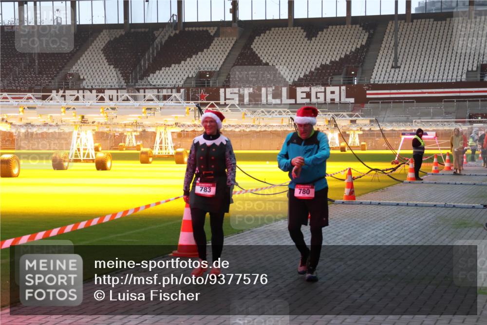 07.12.2025 - St. Pauli X-Mass-Run No. 15 Luisa Fischer http://msf.ph/oto/9377576 07.12.2025 10:01:55 Ziel 783, 780, 118, 393, 780, 783, 801, 804, 959, 1124, 1294, 1724, 1760, 1859, 1887, 1892, 2167, 2528, 2681, 3187, 3580, 3582, 3629, 3878 meine-sportfotos.de