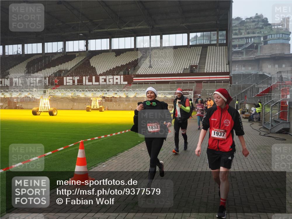 07.12.2025 - St. Pauli X-Mass-Run No. 15 Fabian Wolf http://msf.ph/oto/9377579 07.12.2025 10:06:22 Ziel 34, 127, 187, 893, 967, 969, 1119, 1369, 1479, 1480, 1832, 1937, 1946, 3534, 3535, 3536, 3537, 4657, 4665, 4670, 4672, 4676, 4677, 4736, 4739 meine-sportfotos.de