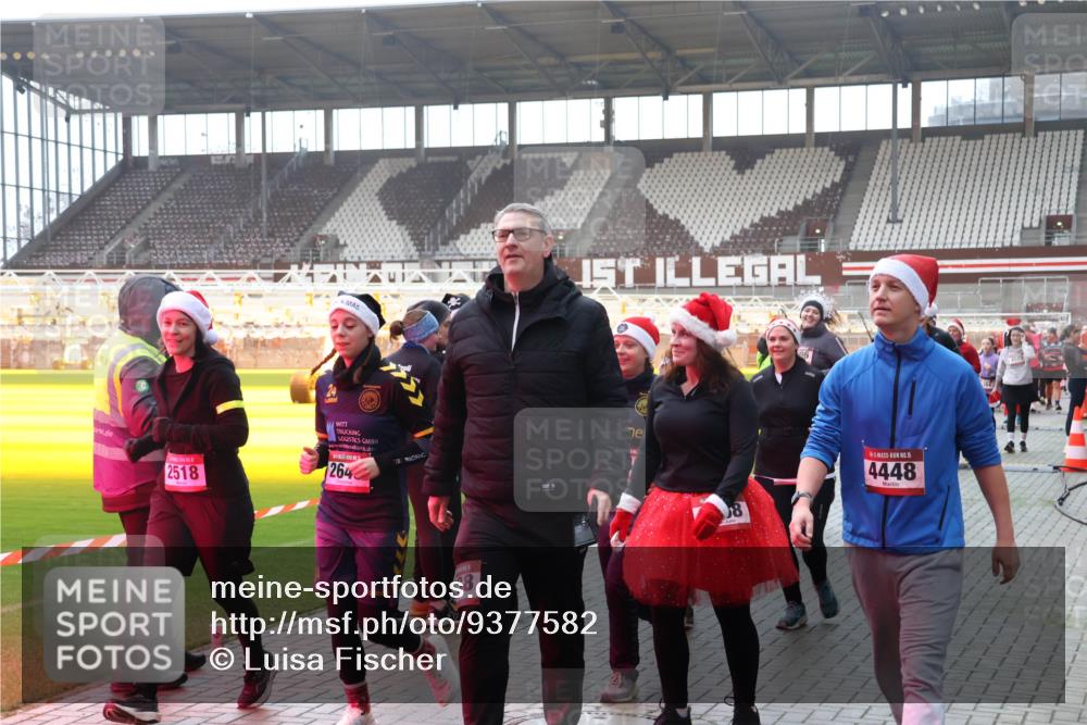 07.12.2025 - St. Pauli X-Mass-Run No. 15 Luisa Fischer http://msf.ph/oto/9377582 07.12.2025 10:27:21 Ziel 24, 2518, 264, 15, 4448, 38, 159, 1317, 1396, 1468, 1472, 1618, 2518, 2648, 2649, 3720, 3771, 3787, 3792, 3828, 4185, 4225, 4334, 4353, 4384, 4391, 4409, 4410, 4506, 4512, 4705 meine-sportfotos.de