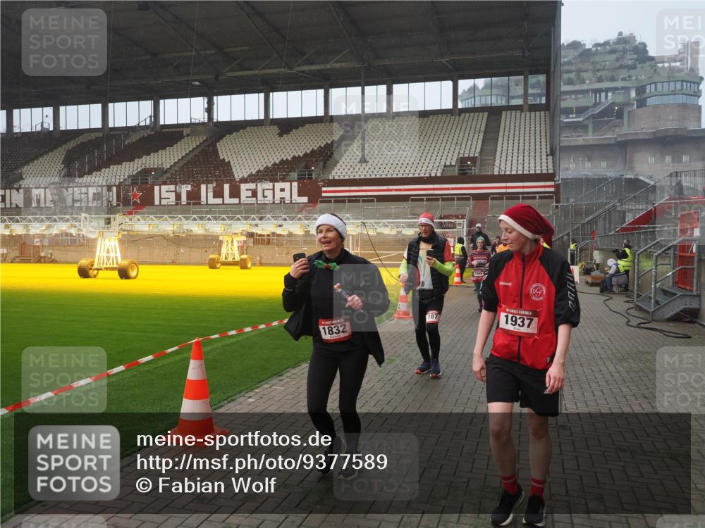 07.12.2025 - St. Pauli X-Mass-Run No. 15 Fabian Wolf http://msf.ph/oto/9377589 07.12.2025 10:06:23 Ziel 34, 127, 187, 893, 967, 969, 1119, 1369, 1479, 1480, 1832, 1937, 1946, 3213, 3232, 3534, 3535, 3536, 3537, 4657, 4665, 4670, 4672, 4676, 4677, 4736, 4739 meine-sportfotos.de