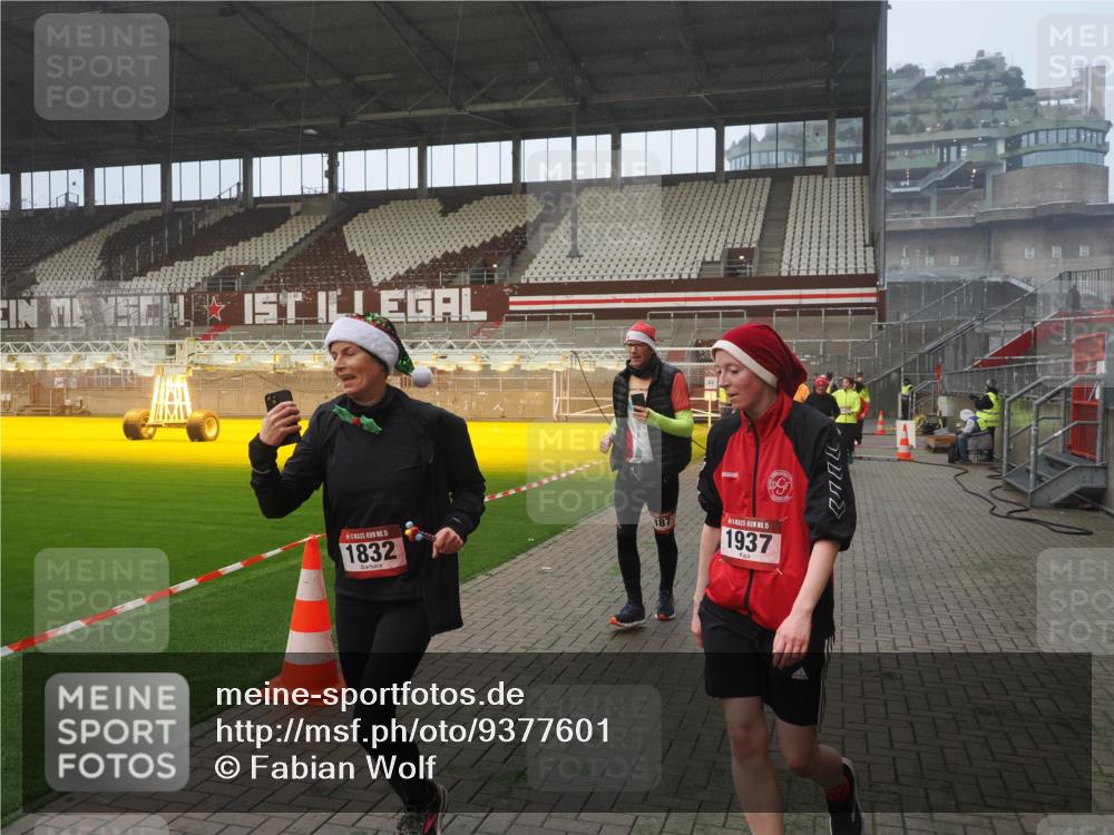 07.12.2025 - St. Pauli X-Mass-Run No. 15 Fabian Wolf http://msf.ph/oto/9377601 07.12.2025 10:06:23 Ziel 34, 127, 187, 893, 967, 969, 1119, 1369, 1479, 1480, 1832, 1937, 1946, 3213, 3232, 3534, 3535, 3536, 3537, 4657, 4665, 4670, 4672, 4676, 4677, 4736, 4739 meine-sportfotos.de