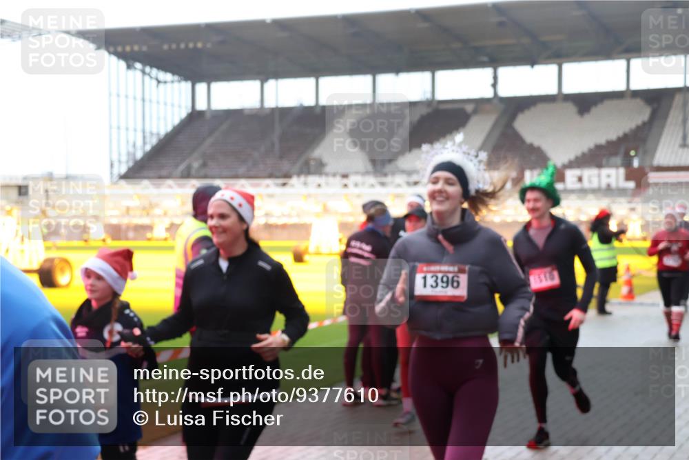 07.12.2025 - St. Pauli X-Mass-Run No. 15 Luisa Fischer http://msf.ph/oto/9377610 07.12.2025 10:27:24 Ziel 12, 1396, 1510, 159, 1312, 1317, 1468, 1472, 1618, 3720, 3771, 3787, 3792, 3828, 4185, 4225, 4334, 4353, 4384, 4391, 4409, 4410, 4506, 4512, 4705 meine-sportfotos.de