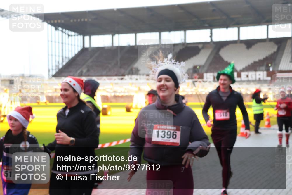 07.12.2025 - St. Pauli X-Mass-Run No. 15 Luisa Fischer http://msf.ph/oto/9377612 07.12.2025 10:27:25 Ziel 512, 1396, 1, 1510, 159, 1312, 1317, 1468, 1472, 1618, 3720, 3771, 3787, 3792, 3828, 4185, 4225, 4334, 4353, 4384, 4391, 4409, 4410, 4506, 4512, 4705 meine-sportfotos.de