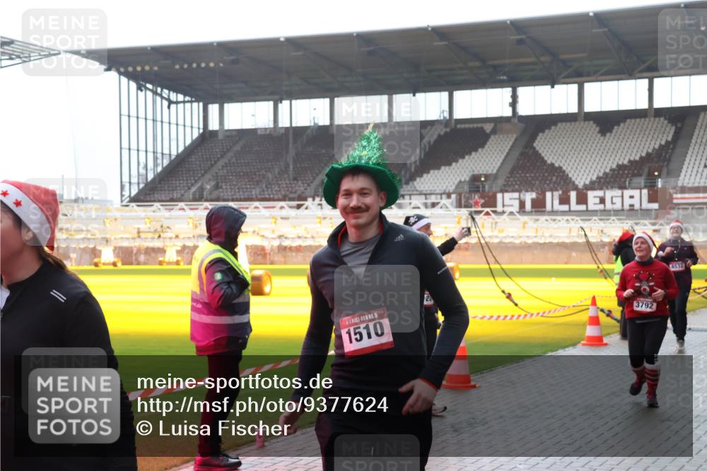 07.12.2025 - St. Pauli X-Mass-Run No. 15 Luisa Fischer http://msf.ph/oto/9377624 07.12.2025 10:27:26 Ziel 15, 1510, 3792, 4532, 159, 1312, 1317, 1468, 1472, 1618, 3720, 3771, 3787, 3792, 3828, 4185, 4225, 4334, 4353, 4384, 4391, 4409, 4410, 4705 meine-sportfotos.de