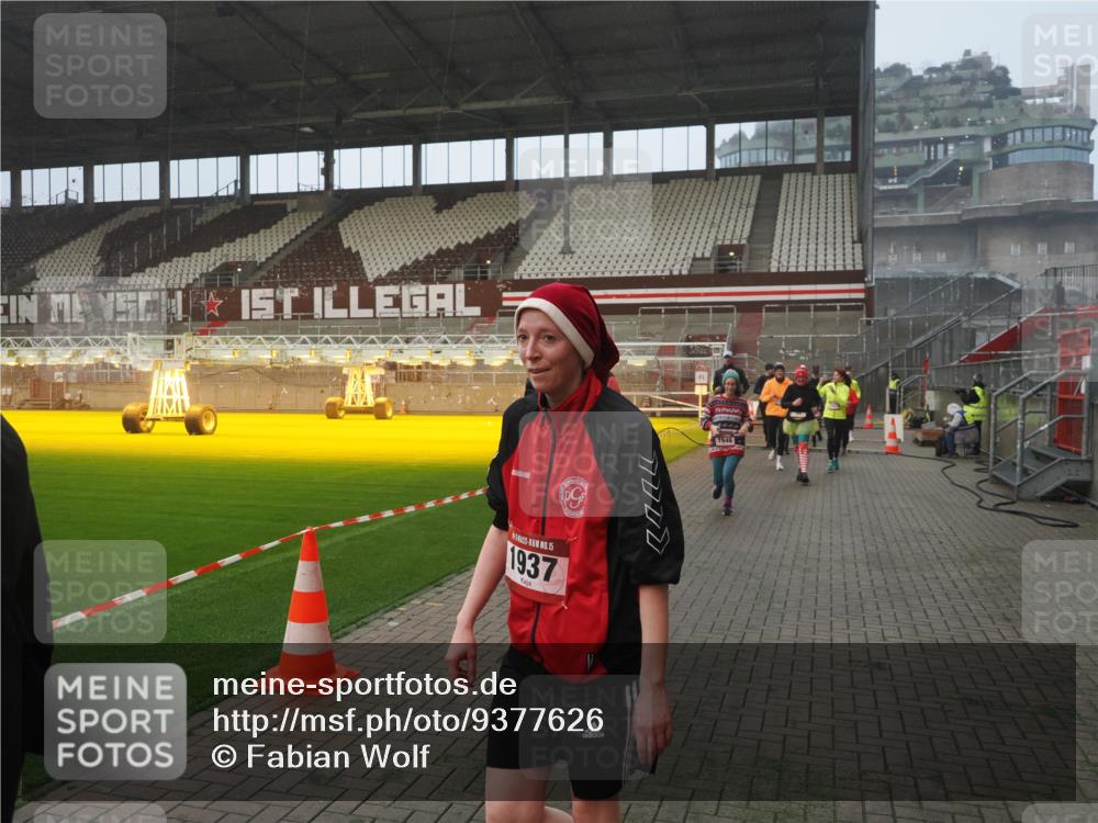 07.12.2025 - St. Pauli X-Mass-Run No. 15 Fabian Wolf http://msf.ph/oto/9377626 07.12.2025 10:06:24 Ziel 34, 127, 187, 893, 967, 969, 1119, 1369, 1479, 1480, 1832, 1937, 1946, 3213, 3232, 3534, 3535, 3536, 3537, 4657, 4665, 4670, 4672, 4676, 4677, 4736, 4739 meine-sportfotos.de