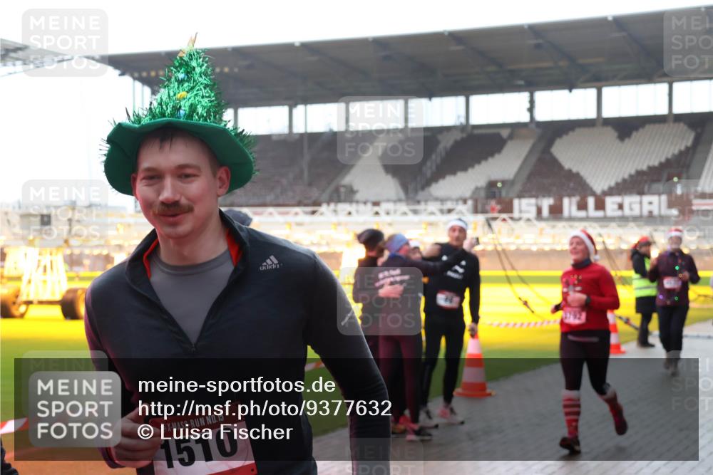 07.12.2025 - St. Pauli X-Mass-Run No. 15 Luisa Fischer http://msf.ph/oto/9377632 07.12.2025 10:27:27 Ziel 15, 1510, 159, 1312, 1317, 1468, 1472, 1618, 3571, 3720, 3771, 3787, 3792, 3828, 4185, 4225, 4334, 4353, 4384, 4391, 4409, 4410, 4705 meine-sportfotos.de