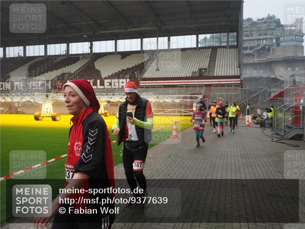 07.12.2025 - St. Pauli X-Mass-Run No. 15 Fabian Wolf http://msf.ph/oto/9377639 07.12.2025 10:06:24 Ziel 34, 127, 187, 893, 967, 969, 1119, 1369, 1479, 1480, 1832, 1937, 1946, 3213, 3232, 3534, 3535, 3536, 3537, 4657, 4665, 4670, 4672, 4676, 4677, 4736, 4739 meine-sportfotos.de