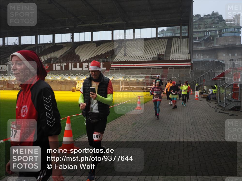 07.12.2025 - St. Pauli X-Mass-Run No. 15 Fabian Wolf http://msf.ph/oto/9377644 07.12.2025 10:06:24 Ziel 34, 127, 187, 893, 967, 969, 1119, 1369, 1479, 1480, 1832, 1937, 1946, 3213, 3232, 3534, 3535, 3536, 3537, 4657, 4665, 4670, 4672, 4676, 4677, 4736, 4739 meine-sportfotos.de