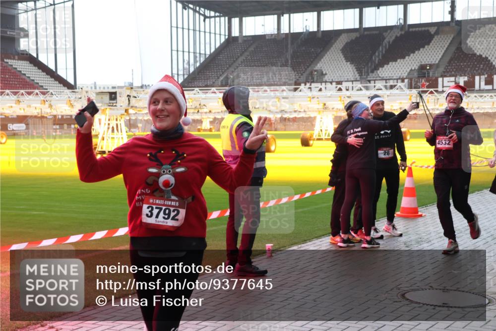 07.12.2025 - St. Pauli X-Mass-Run No. 15 Luisa Fischer http://msf.ph/oto/9377645 07.12.2025 10:27:30 Ziel 00, 15, 3792, 28, 4532, 159, 1312, 1317, 1468, 1472, 1618, 3571, 3715, 3720, 3771, 3787, 3792, 3828, 4185, 4225, 4334, 4353, 4384, 4391, 4409, 4410, 4705 meine-sportfotos.de