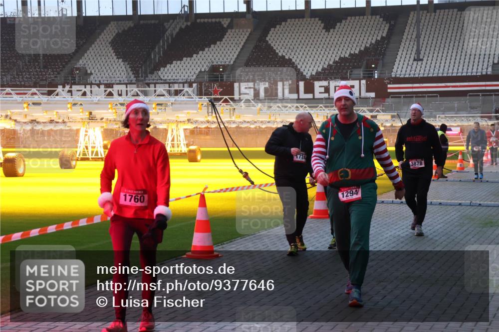 07.12.2025 - St. Pauli X-Mass-Run No. 15 Luisa Fischer http://msf.ph/oto/9377646 07.12.2025 10:02:24 Ziel 1760, 1724, 1294, 3878, 804, 959, 1724, 1859, 1934, 2167, 2472, 2681, 3187, 3580, 3582, 3629, 3878, 3944 meine-sportfotos.de