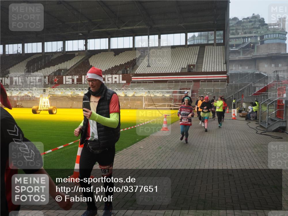 07.12.2025 - St. Pauli X-Mass-Run No. 15 Fabian Wolf http://msf.ph/oto/9377651 07.12.2025 10:06:24 Ziel 34, 127, 187, 893, 967, 969, 1119, 1369, 1479, 1480, 1832, 1937, 1946, 3213, 3232, 3534, 3535, 3536, 3537, 4657, 4665, 4670, 4672, 4676, 4677, 4736, 4739 meine-sportfotos.de