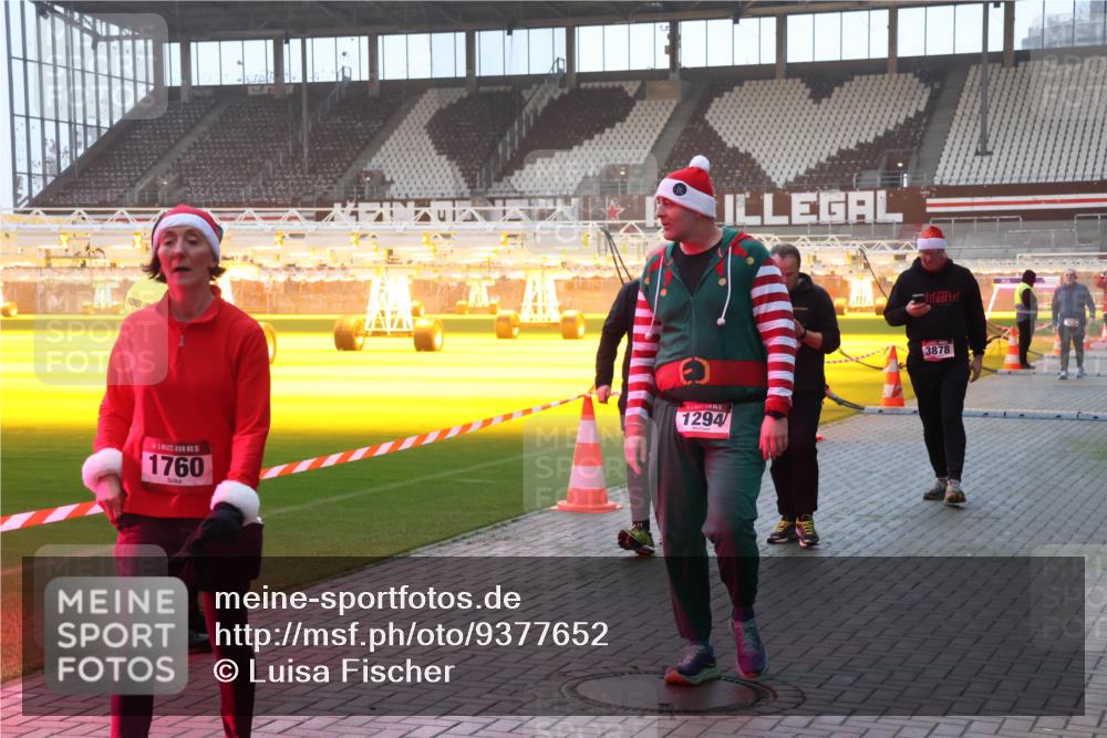 07.12.2025 - St. Pauli X-Mass-Run No. 15 Luisa Fischer http://msf.ph/oto/9377652 07.12.2025 10:02:26 Ziel 15, 1760, 1294, 3878, 804, 959, 1724, 1859, 1934, 2167, 2472, 2681, 2923, 3187, 3580, 3582, 3629, 3878, 3944 meine-sportfotos.de