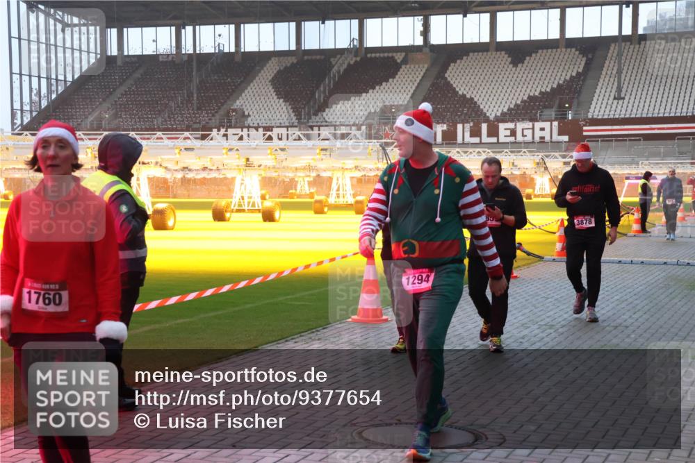 07.12.2025 - St. Pauli X-Mass-Run No. 15 Luisa Fischer http://msf.ph/oto/9377654 07.12.2025 10:02:26 Ziel 1760, 1294, 3878, 804, 959, 1724, 1859, 1934, 2167, 2472, 2681, 2923, 3187, 3580, 3582, 3629, 3878, 3944 meine-sportfotos.de