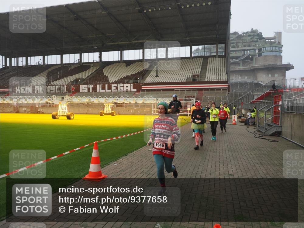 07.12.2025 - St. Pauli X-Mass-Run No. 15 Fabian Wolf http://msf.ph/oto/9377658 07.12.2025 10:06:26 Ziel 34, 187, 562, 893, 1119, 1369, 1479, 1480, 1832, 1937, 1946, 3213, 3232, 3534, 3535, 3536, 3537, 4459, 4657, 4665, 4670, 4672, 4676, 4677, 4736, 4739 meine-sportfotos.de