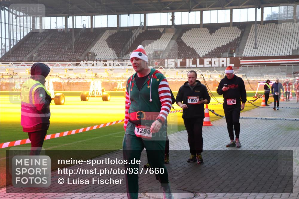 07.12.2025 - St. Pauli X-Mass-Run No. 15 Luisa Fischer http://msf.ph/oto/9377660 07.12.2025 10:02:27 Ziel 1294, 1859, 3878, 804, 959, 1724, 1859, 1934, 2167, 2472, 2681, 2923, 3580, 3582, 3629, 3878, 3944 meine-sportfotos.de