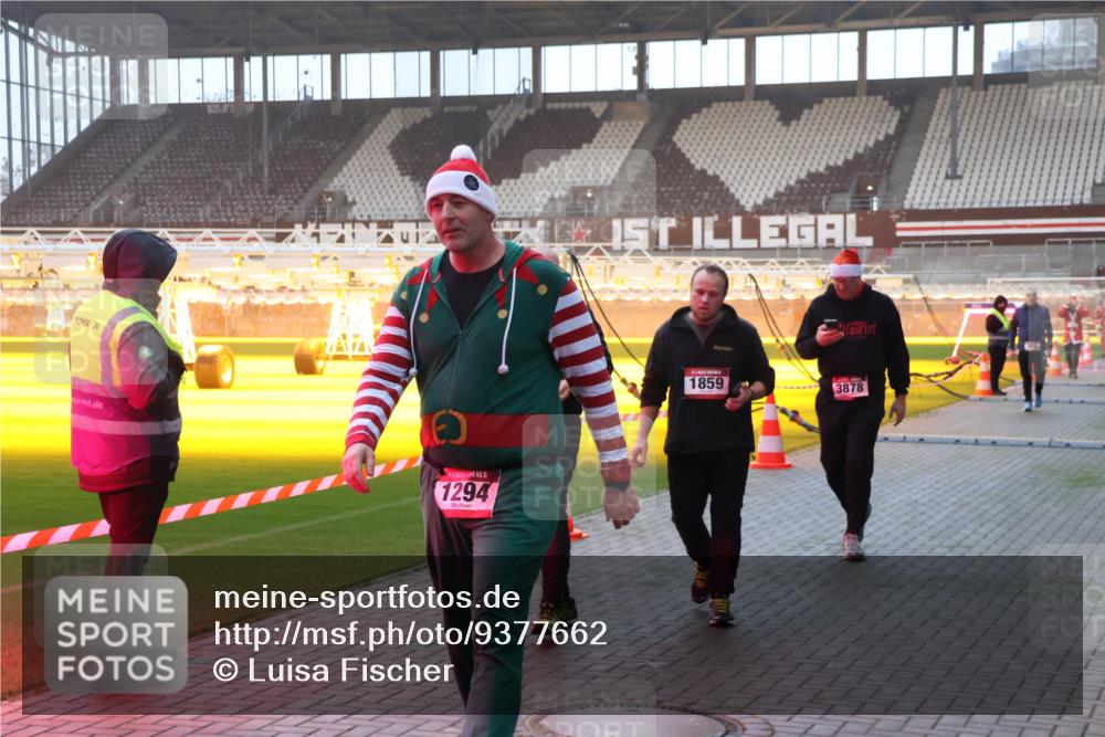 07.12.2025 - St. Pauli X-Mass-Run No. 15 Luisa Fischer http://msf.ph/oto/9377662 07.12.2025 10:02:27 Ziel 15, 1294, 1859, 3878, 804, 959, 1724, 1859, 1934, 2167, 2472, 2681, 2923, 3580, 3582, 3629, 3878, 3944 meine-sportfotos.de
