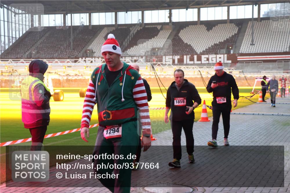 07.12.2025 - St. Pauli X-Mass-Run No. 15 Luisa Fischer http://msf.ph/oto/9377664 07.12.2025 10:02:27 Ziel 1294, 1859, 3878, 804, 959, 1724, 1859, 1934, 2167, 2472, 2681, 2923, 3580, 3582, 3629, 3878, 3944 meine-sportfotos.de