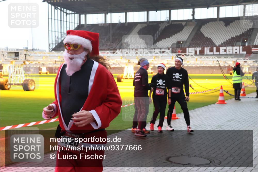 07.12.2025 - St. Pauli X-Mass-Run No. 15 Luisa Fischer http://msf.ph/oto/9377666 07.12.2025 10:27:33 Ziel 15, 3720, 23, 28, 159, 1312, 1317, 1468, 1472, 1618, 3571, 3714, 3715, 3720, 3722, 3771, 3787, 3792, 3828, 4185, 4225, 4334, 4353, 4384, 4391, 4409, 4410, 4435, 4705 meine-sportfotos.de