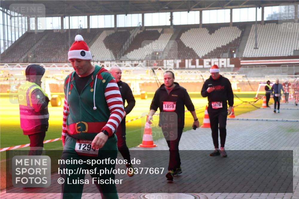 07.12.2025 - St. Pauli X-Mass-Run No. 15 Luisa Fischer http://msf.ph/oto/9377667 07.12.2025 10:02:28 Ziel 1294, 1859, 3878, 959, 1724, 1859, 1934, 2167, 2472, 2681, 2923, 3580, 3582, 3629, 3944 meine-sportfotos.de